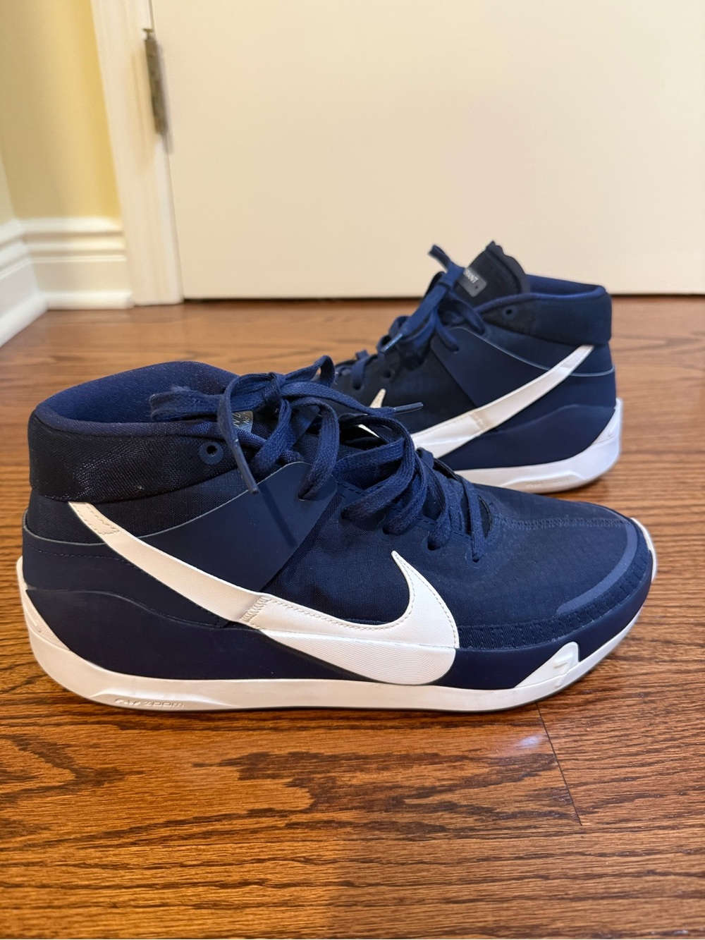 Nike Men’s Kevin Durant (KD) No. 7 Navy and White Basketball Sneakers - NEW